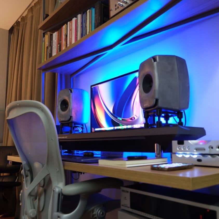 Episode 035 - From Civil Engineering to Curated Comfort: Hegel Barreira's Desk Setup